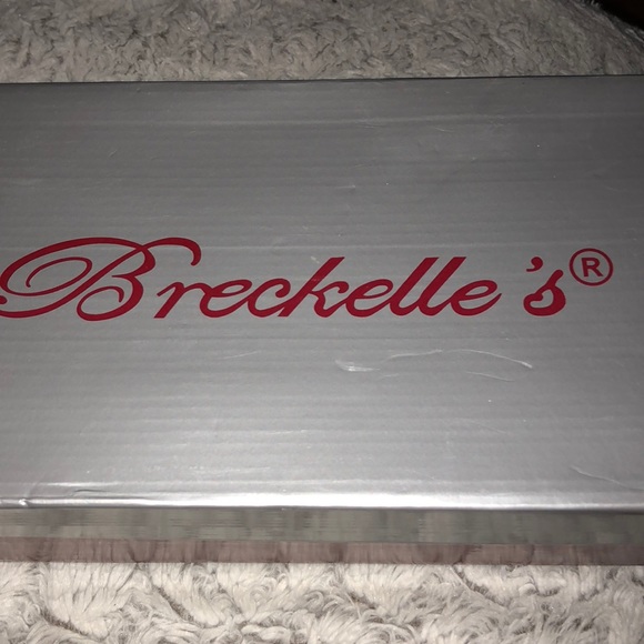 Breckelle’s - Picture 2 of 4